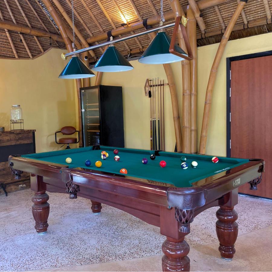 The Pleasure Dome Hotell Amed Eksteriør bilde