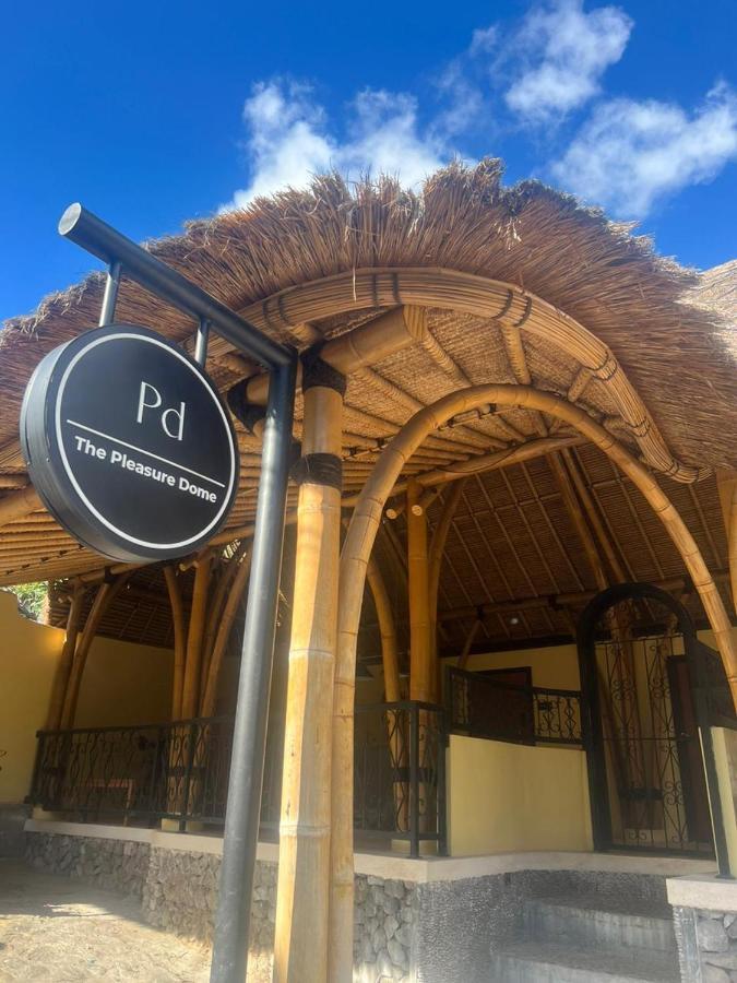 The Pleasure Dome Hotell Amed Eksteriør bilde